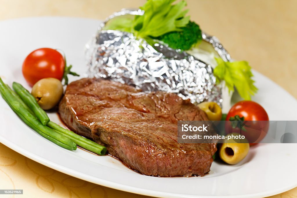 Strip Steak de New York, grillée, haricots verts, brocoli - Photo de Aliment préparé en filet libre de droits