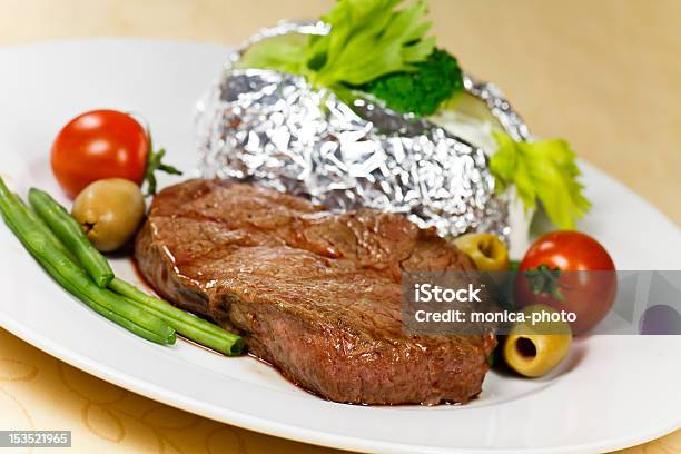 Photo libre de droit de Strip Steak De New York Grillée Haricots Verts Brocoli banque d'images et plus d'images libres de droit de Aliment préparé en filet