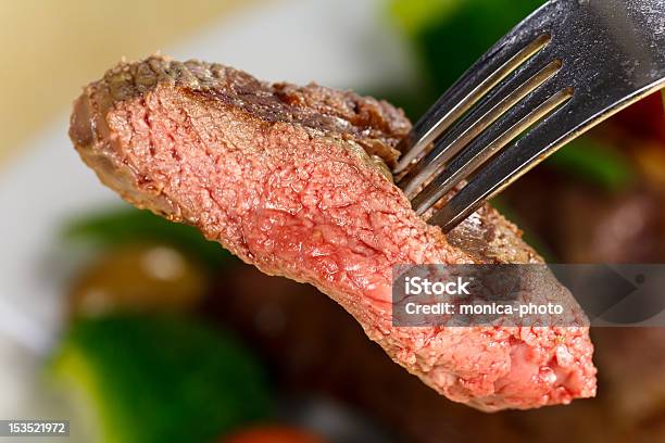 Photo libre de droit de Morceau De Steak Chunk banque d'images et plus d'images libres de droit de Bifteck - Bifteck, Fourchette, Mordre