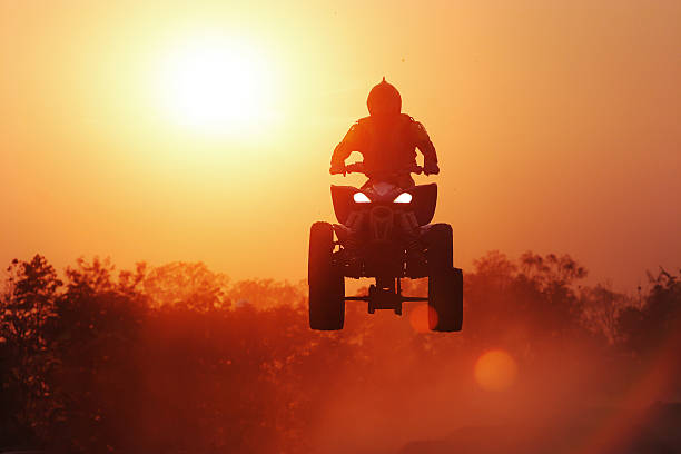 silhueta de bicicleta de quatro lugares pulando na pista. - off road vehicle quadbike motocross desert - fotografias e filmes do acervo