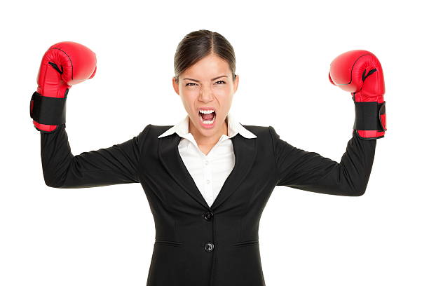 gants de boxe de femme d'affaires en colère - women business strength boxing photos et images de collection