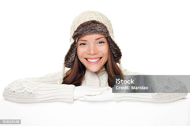 Winterfrau Zeigt Zeichen Banner Stockfoto und mehr Bilder von Frauen - Frauen, Winter, Blick in die Kamera