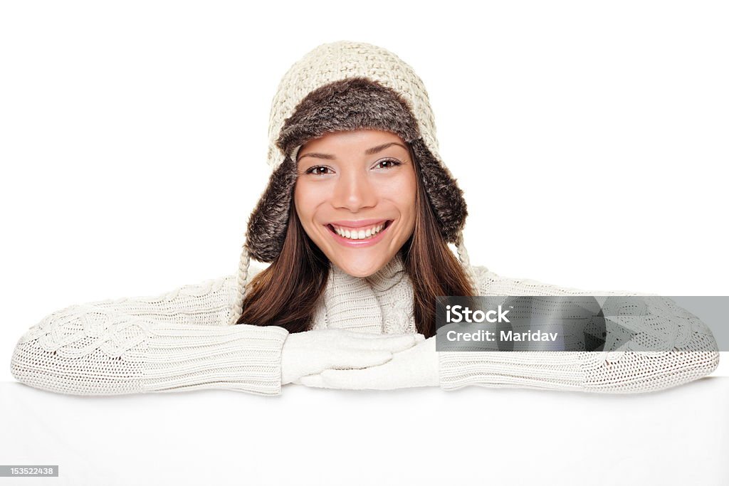 Inverno mulher mostrando sinal de banner - Foto de stock de Inverno royalty-free
