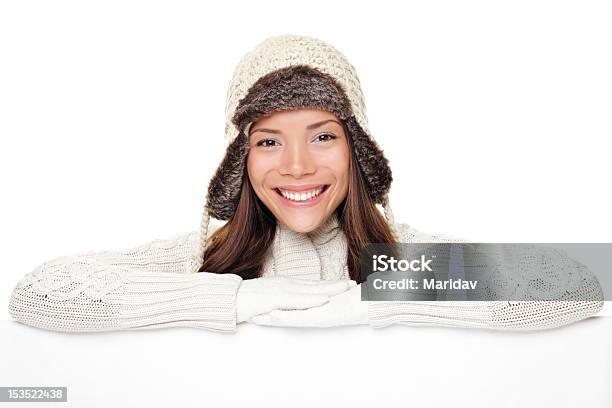 Foto de Inverno Mulher Mostrando Sinal De Banner e mais fotos de stock de Inverno - Inverno, Mulheres, Etnia chinesa