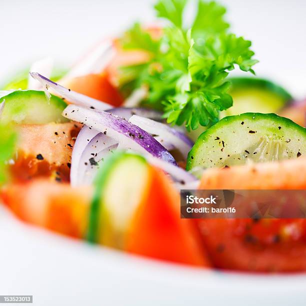 Photo libre de droit de Gros Plan De Tomates Et Dune Salade De Concombre banque d'images et plus d'images libres de droit de Aliment - Aliment, Bol et saladier, Carré - Composition