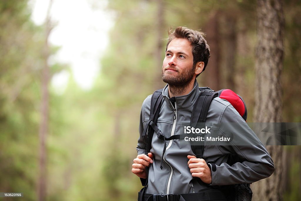 Randonneur homme-randonnée en forêt - Photo de Hommes libre de droits