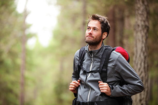 randonneur homme-randonnée en forêt - nature forest clothing smiling photos et images de collection
