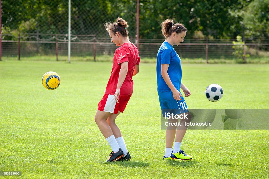 Девочки футболе - Стоковые фото Девушки роялти-фри