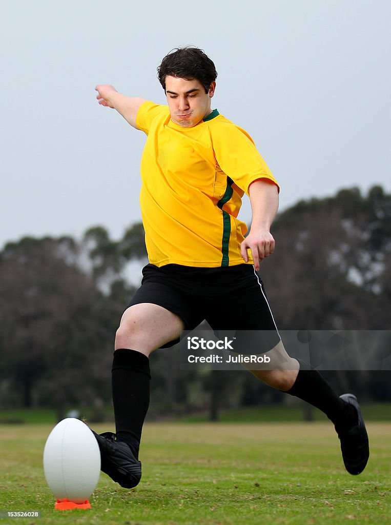 Joueur de Rugby à coups de pied le ballon - Photo de Rugby à quinze libre de droits