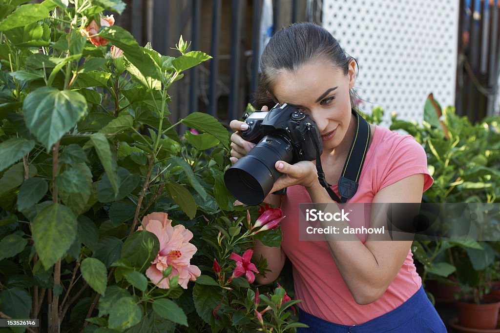 Fotógrafo jovem no jardim - Foto de stock de Fotógrafo royalty-free