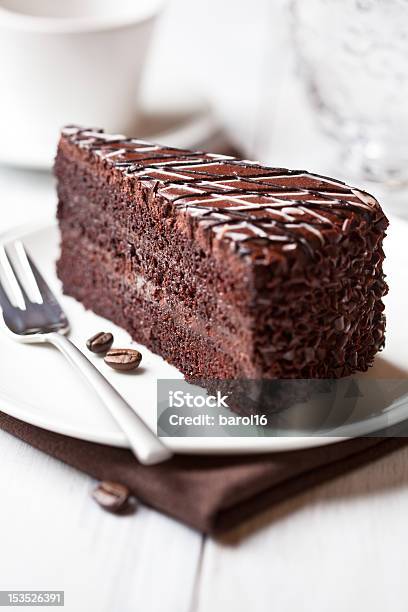 Torta Al Cioccolato - Fotografie stock e altre immagini di Torta al cioccolato - Dolce - Torta al cioccolato - Dolce, Chicco di caffè tostato, Cibo