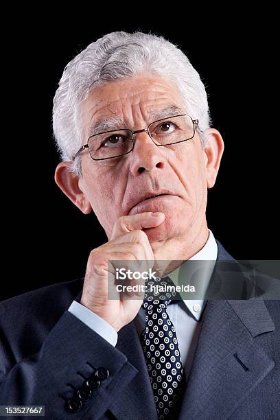 Senior Uomo Daffari Cercando - Fotografie stock e altre immagini di Capelli grigi - Capelli grigi, Completo, Occhiali da vista