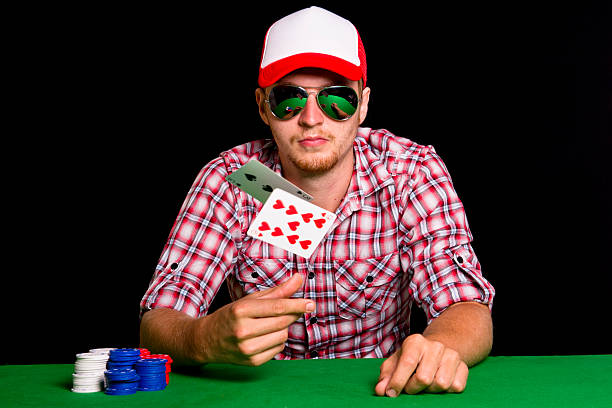 Jogador de Poker mucks Cartões - fotografia de stock