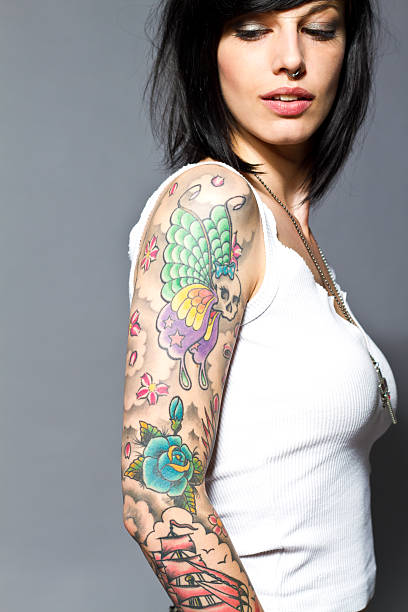 mulher com braço de tatuagens - arm tattoo imagens e fotografias de stock