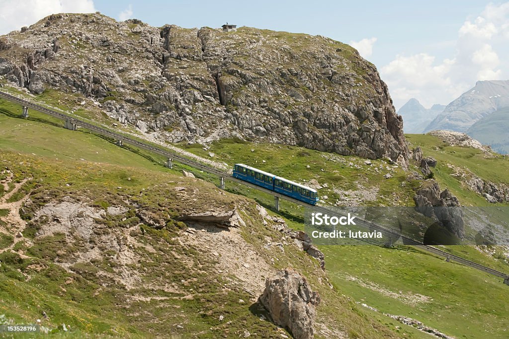 funicular em montanhas dos Alpes - Foto de stock de Alpes europeus royalty-free