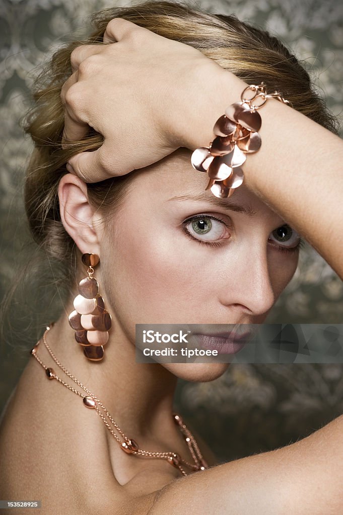 Elegante Frau und gold - Lizenzfrei Armband Stock-Foto