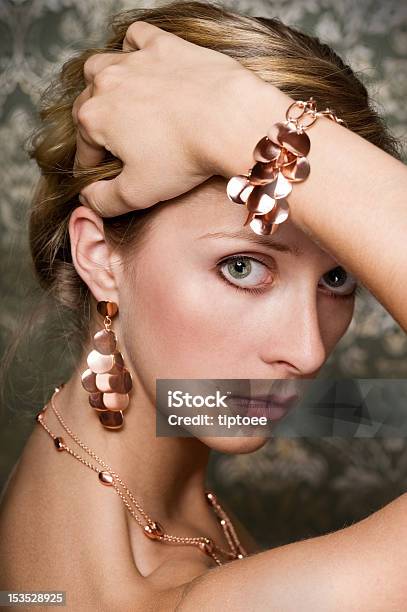 Elegante Frau Und Gold Stockfoto und mehr Bilder von Armband - Armband, Auge, Begehren
