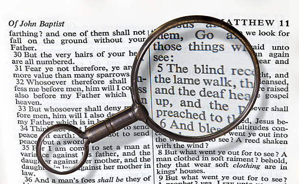 состаренная латунь увеличительное стекло - magnification bible magnifying glass book стоковые фото и изображения