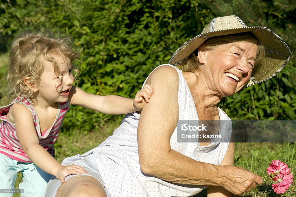 Avó e neta jogar no jardim - Foto de stock de Jardinagem royalty-free