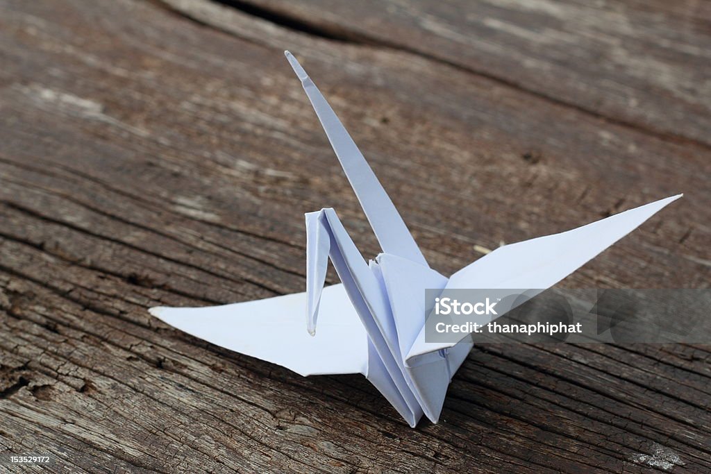 Origami aves colocado no andar marrom. - Foto de stock de Animal royalty-free