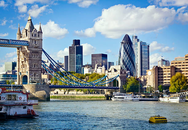 skyline di londra visto dal fiume tamigi - tower bridge london skyline london england thames river foto e immagini stock