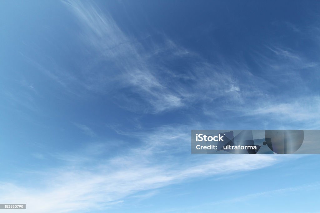 Cielo blu e nuvole di cirrus - Foto stock royalty-free di Ambientazione esterna