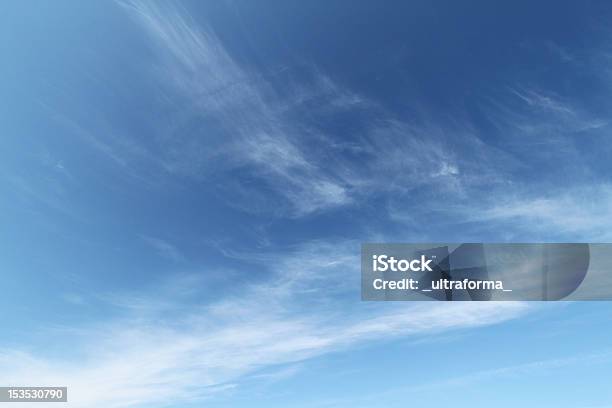 Cielo Blu E Nuvole Di Cirrus - Fotografie stock e altre immagini di Ambientazione esterna - Ambientazione esterna, Ambientazione tranquilla, Autunno