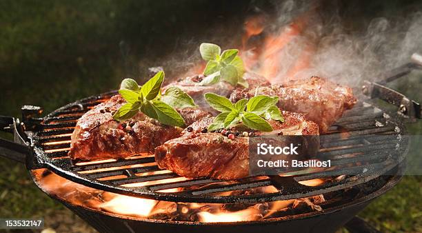 Grossa Sobre A Carne De Porco Bifes Grelhados Na Grelha Com Chamas - Fotografias de stock e mais imagens de Grelhado