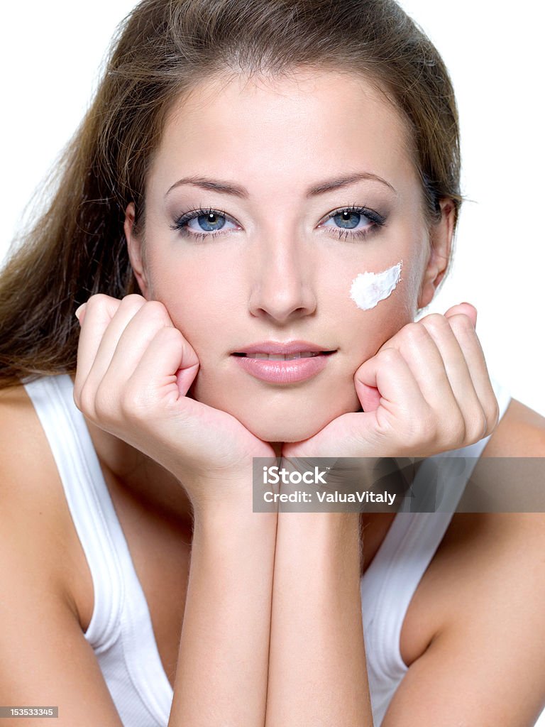 Женщина с кремом на лице - Стоковые фото 20-24 года роялти-фри
