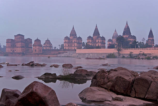 india, orchha: grupo de cenotaphs en la niebla de la mañana. - sentinels of the tomb fotografías e imágenes de stock