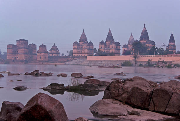 india, orchha: gruppo di cenotaphs nella nebbia di mattina. - camposanto monumentale foto e immagini stock