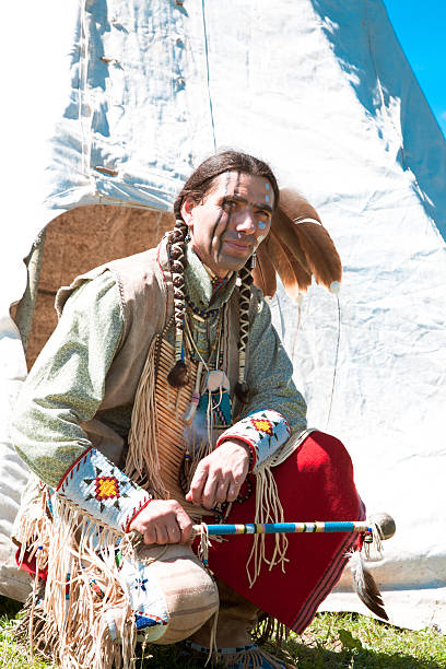 ノースアメリカンインディアンフルドレスです。 - wigwam tent north american tribal culture indigenous culture ストックフォトと画像