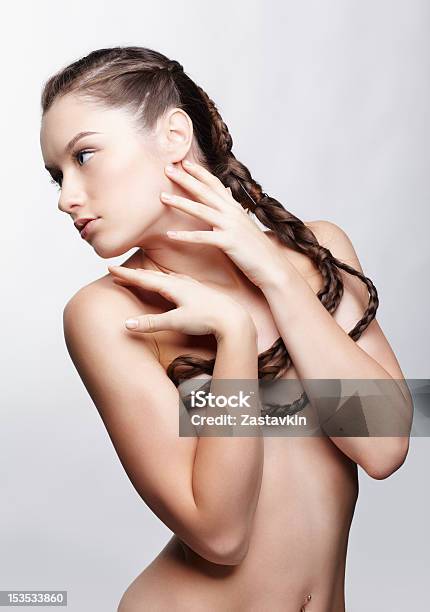 Mädchen Mit Kreative Hairdo Stockfoto und mehr Bilder von 20-24 Jahre - 20-24 Jahre, Attraktive Frau, Braunes Haar