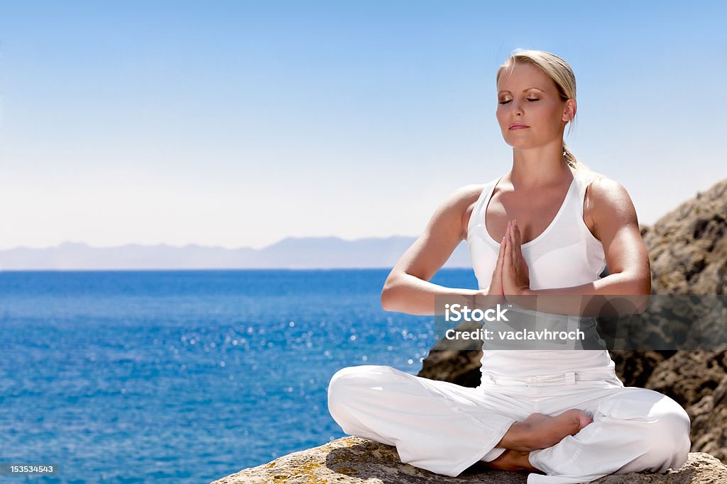 Schöne Mädchen in yoga-Position - Lizenzfrei Aktiver Lebensstil Stock-Foto