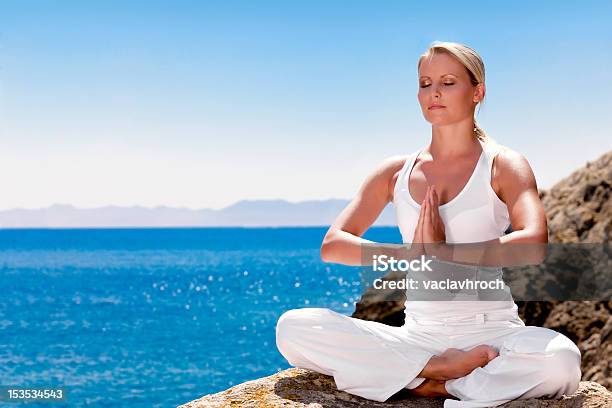 Schöne Mädchen In Yogaposition Stockfoto und mehr Bilder von Aktiver Lebensstil - Aktiver Lebensstil, Berühren, Blau