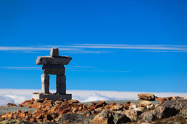 whistler inukshuk - canadian culture inukshuk mountain whistler photos et images de collection