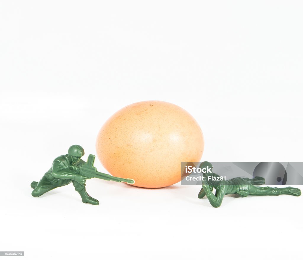 Proteger los huevos frescos, concepto de salud, soldado de juguete - Foto de stock de Disparar libre de derechos
