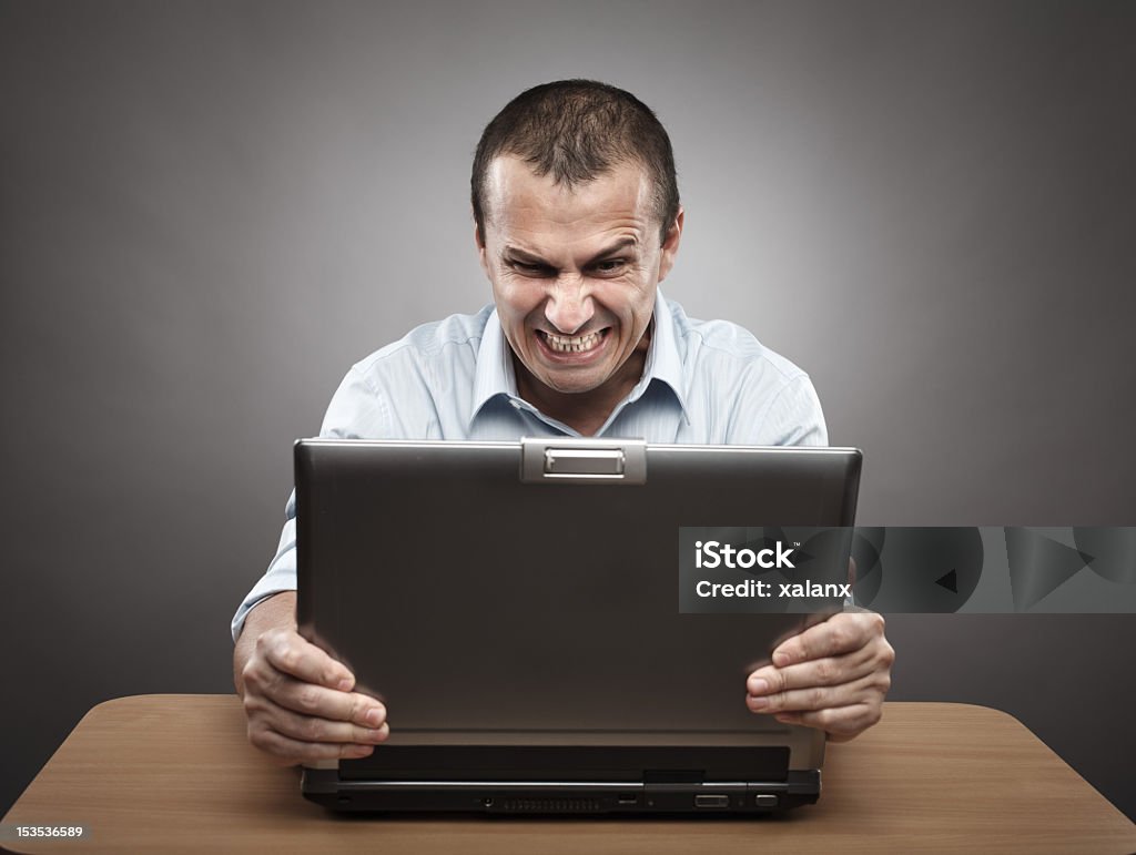 Empresário irritado no laptop - Royalty-free Acidentes e Desastres Foto de stock