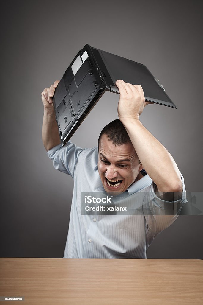 smashing suo computer portatile arrabbiato Uomo d'affari - Foto stock royalty-free di Rompere