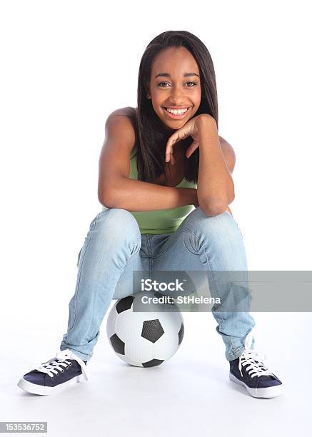 Foto de Bela Preto Jogador De Futebol Menina Sentada Na Bola e mais fotos de stock de Fundo Branco