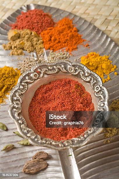 Rojo Especias De La India Con Tandoori Masala Foto de stock y más banco de imágenes de Acero - Acero, Anís, Canela - Especia