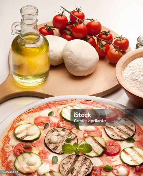 Pizza Foto de stock y más banco de imágenes de Aceite de oliva - Aceite de oliva, Alimento, Berenjena - Vegetal