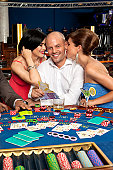 wohlhabenden-blackjack-spieler-mit-zwei-frauen-flirten.jpg?b=1&s=170x170&k=20&c=fxsam_7hI2aQmc7hCrGsvtPap7CAvzjvH1O_KMlD29M=