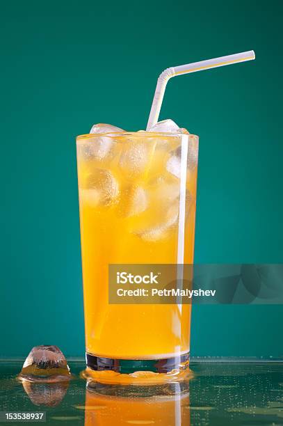 Gaseosa De Vidrio Foto de stock y más banco de imágenes de Gaseosa de naranja - Gaseosa de naranja, Cristal - Material, Vaso