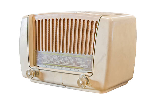 istock vintage radio isolated on white background 153539094