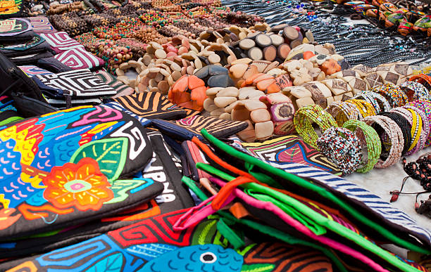 mercado de la ciudad de panamá - chunky jewelry fotografías e imágenes de stock