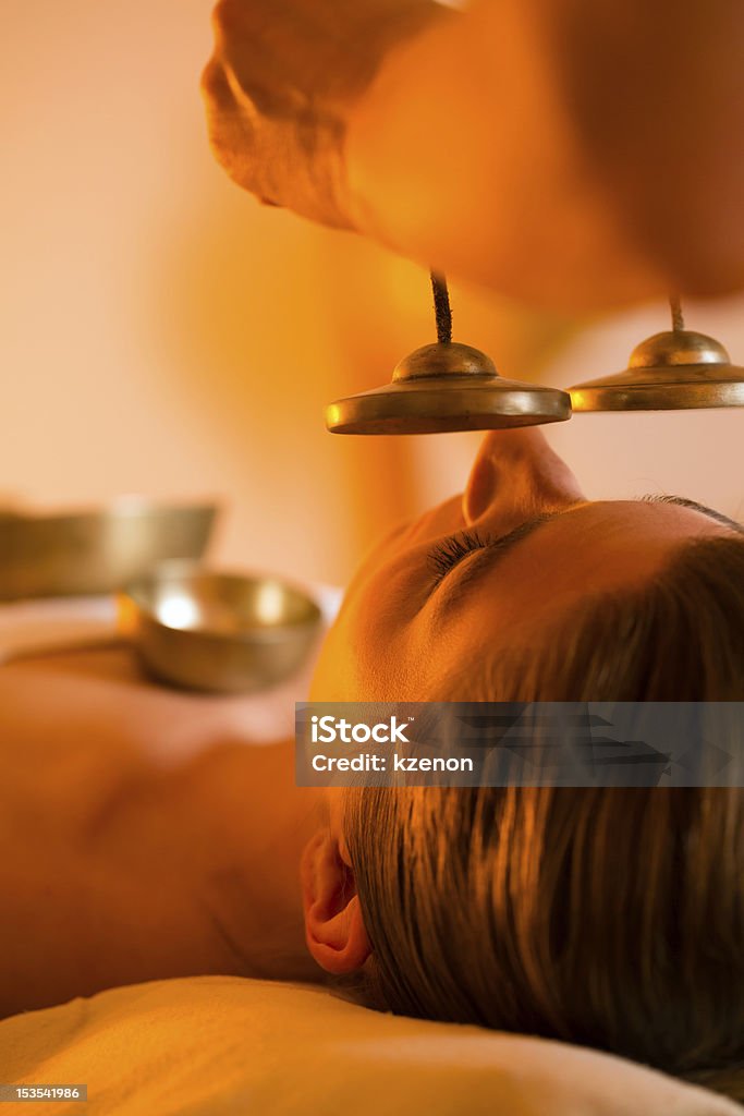 Mulher na Massagem de bem-estar com cantar bowls - Royalty-free Gongo Rin Foto de stock