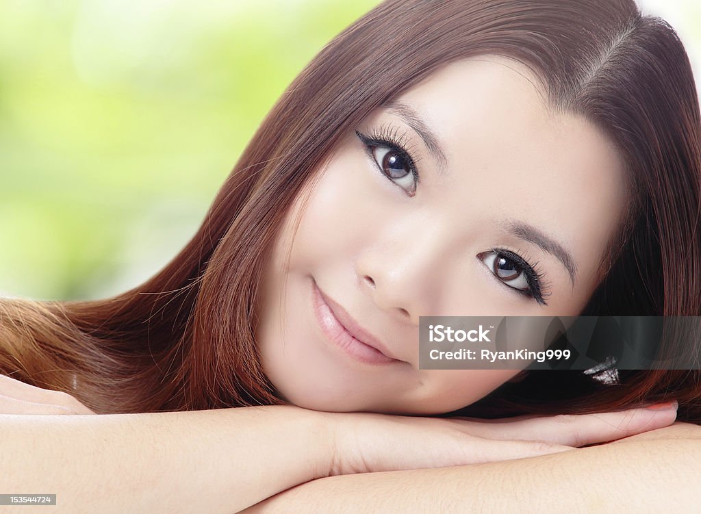 Gros plan visage de Belle femme asiatique avec fond vert - Photo de Adulte libre de droits