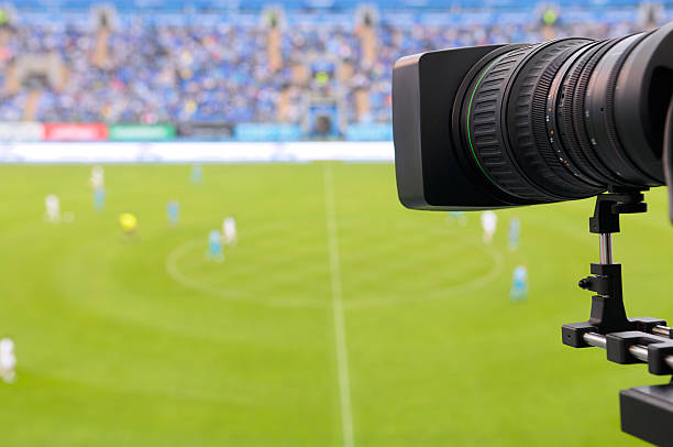 televisor en el fútbol. - sport watching television broadcasting television fotografías e imágenes de stock
