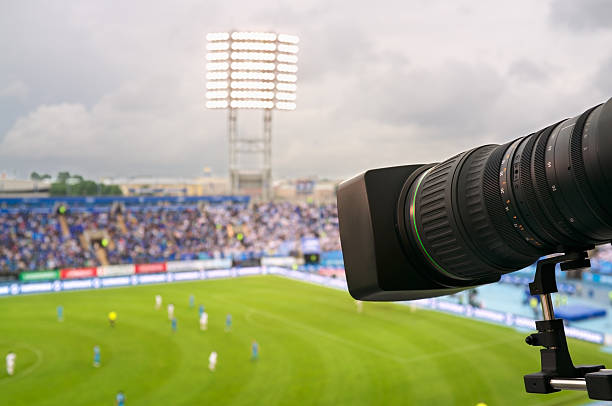 televisor en el fútbol. - sport watching television broadcasting television fotografías e imágenes de stock